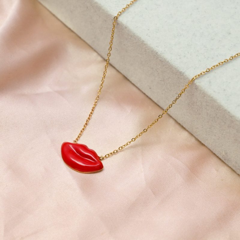 LIP NECKLACE