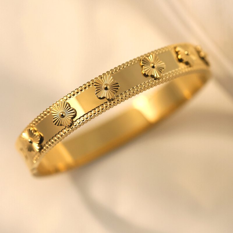 CLOSED CLOVE BANGLE - Image 2